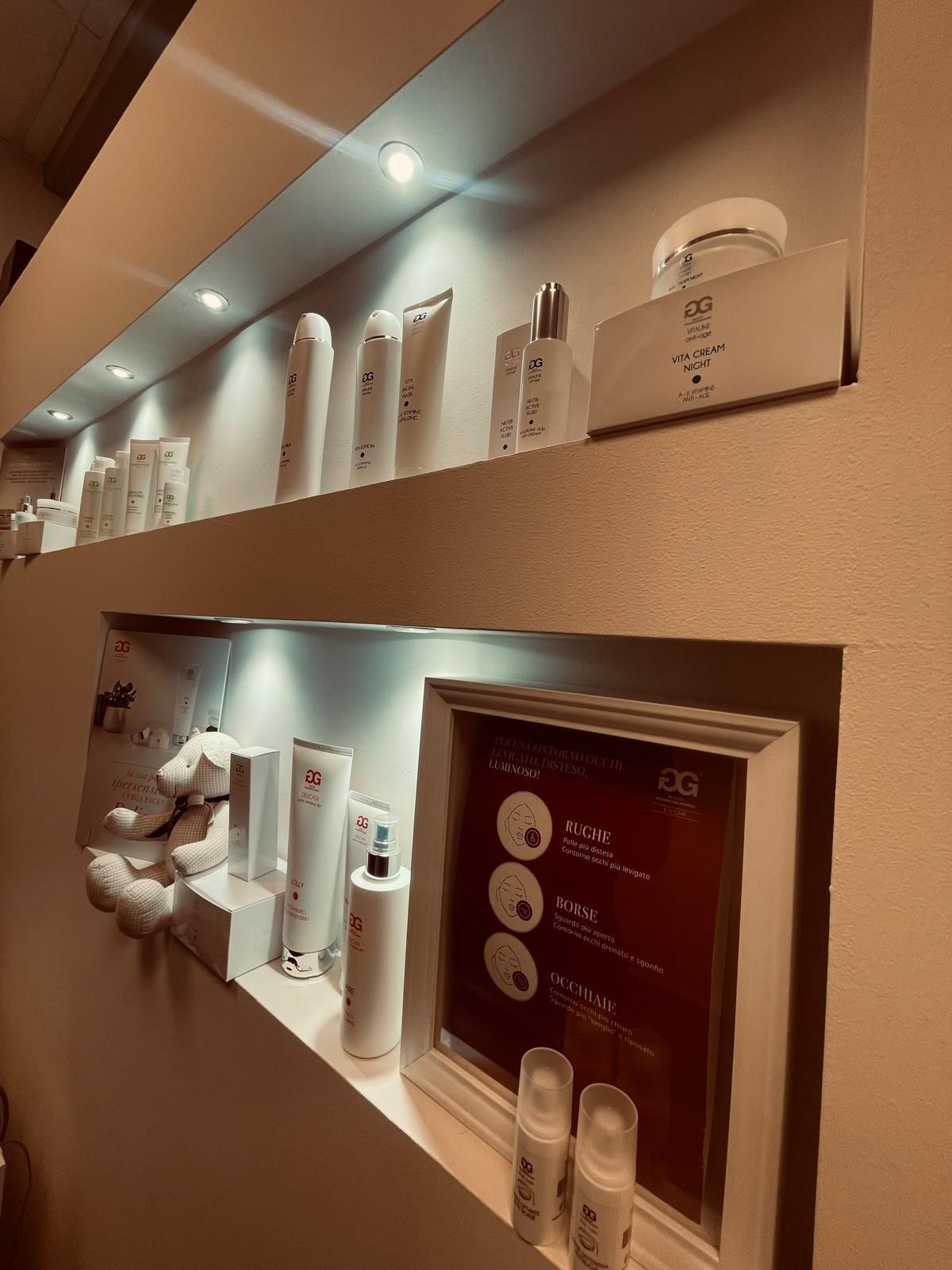 Uno scaffale pieno di cosmetici vari e una foto incorniciata.