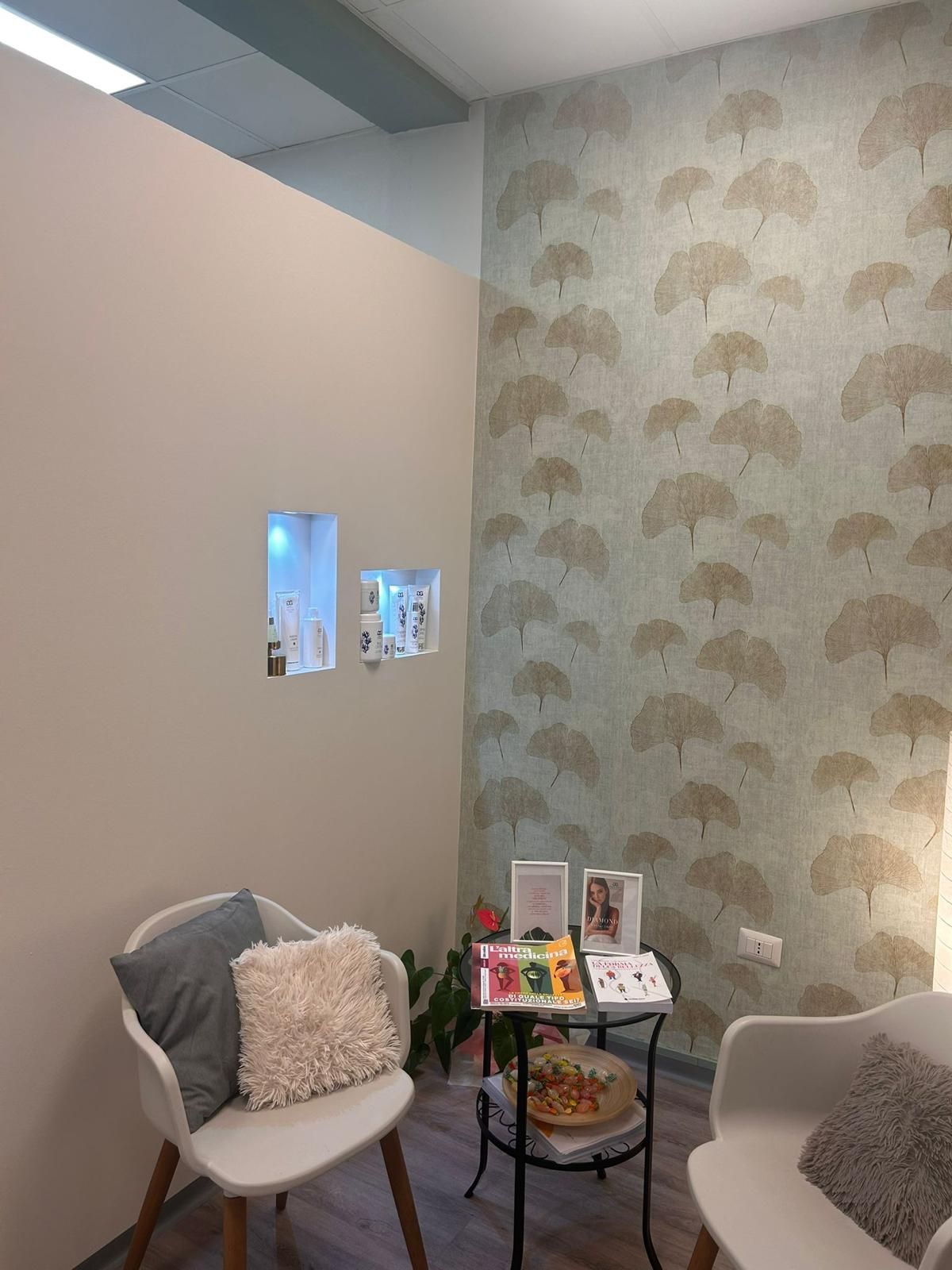 Una sala d'attesa con due sedie e un tavolo