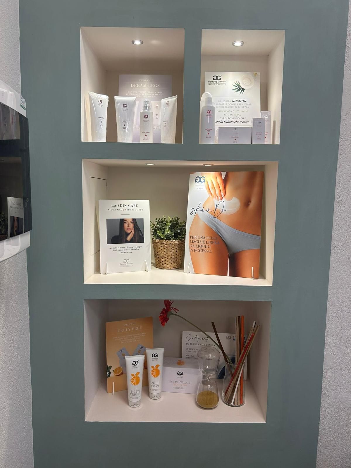 Uno scaffale con la foto di una donna sopra