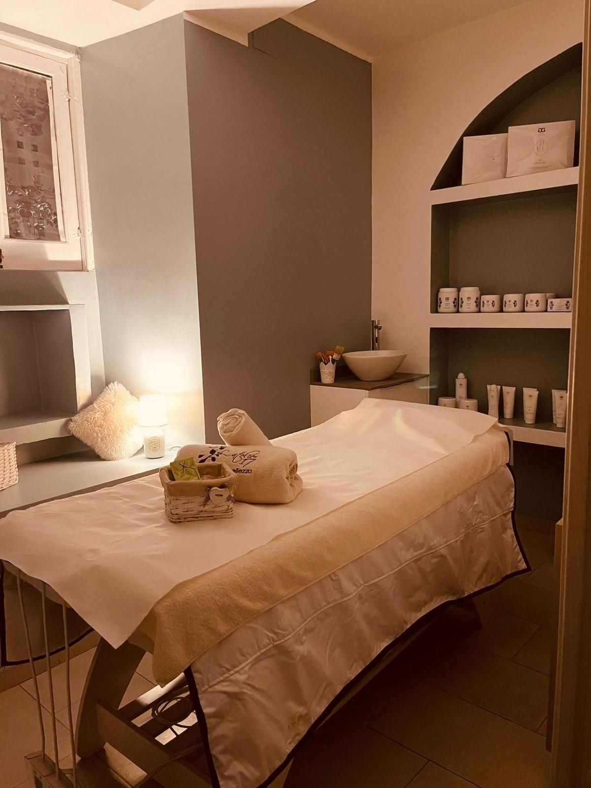 C'è un lettino per massaggi al centro della stanza.