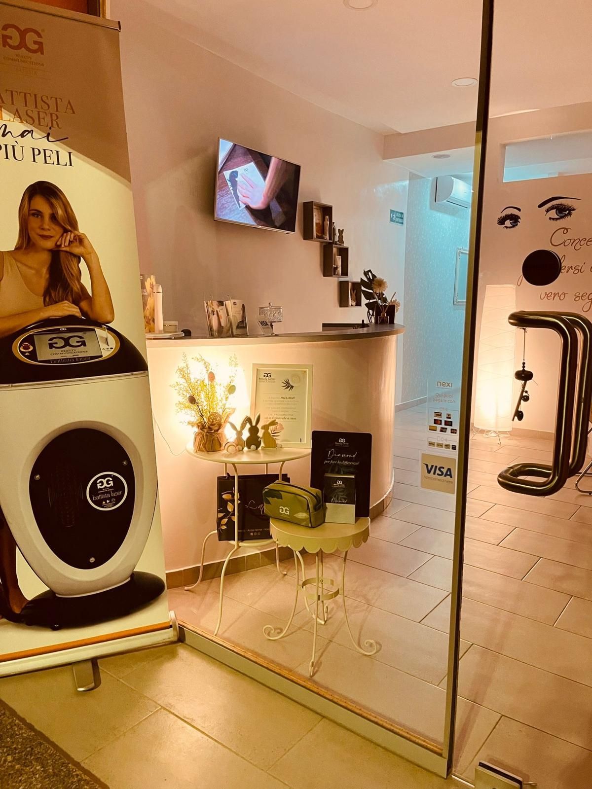 Una donna è seduta al bancone in una stanza con una tv sul muro.