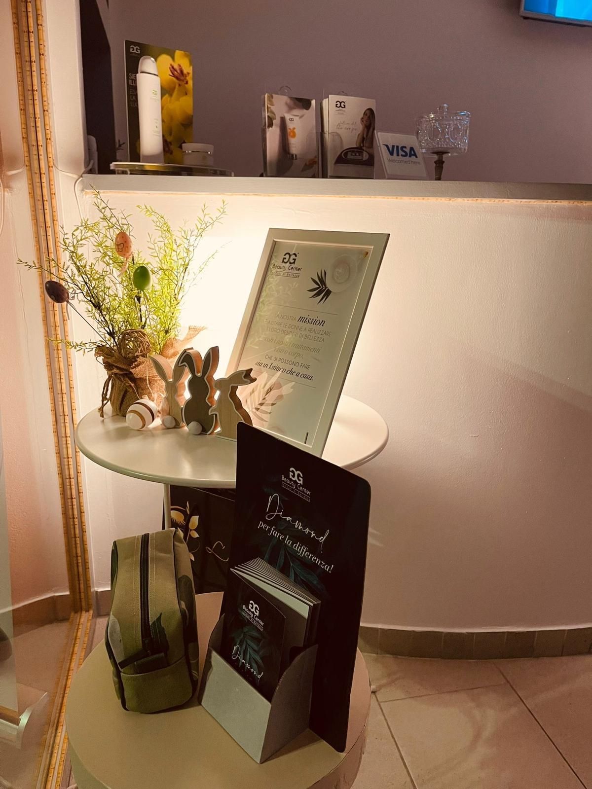 Un tavolino con un quadro davanti al bancone.