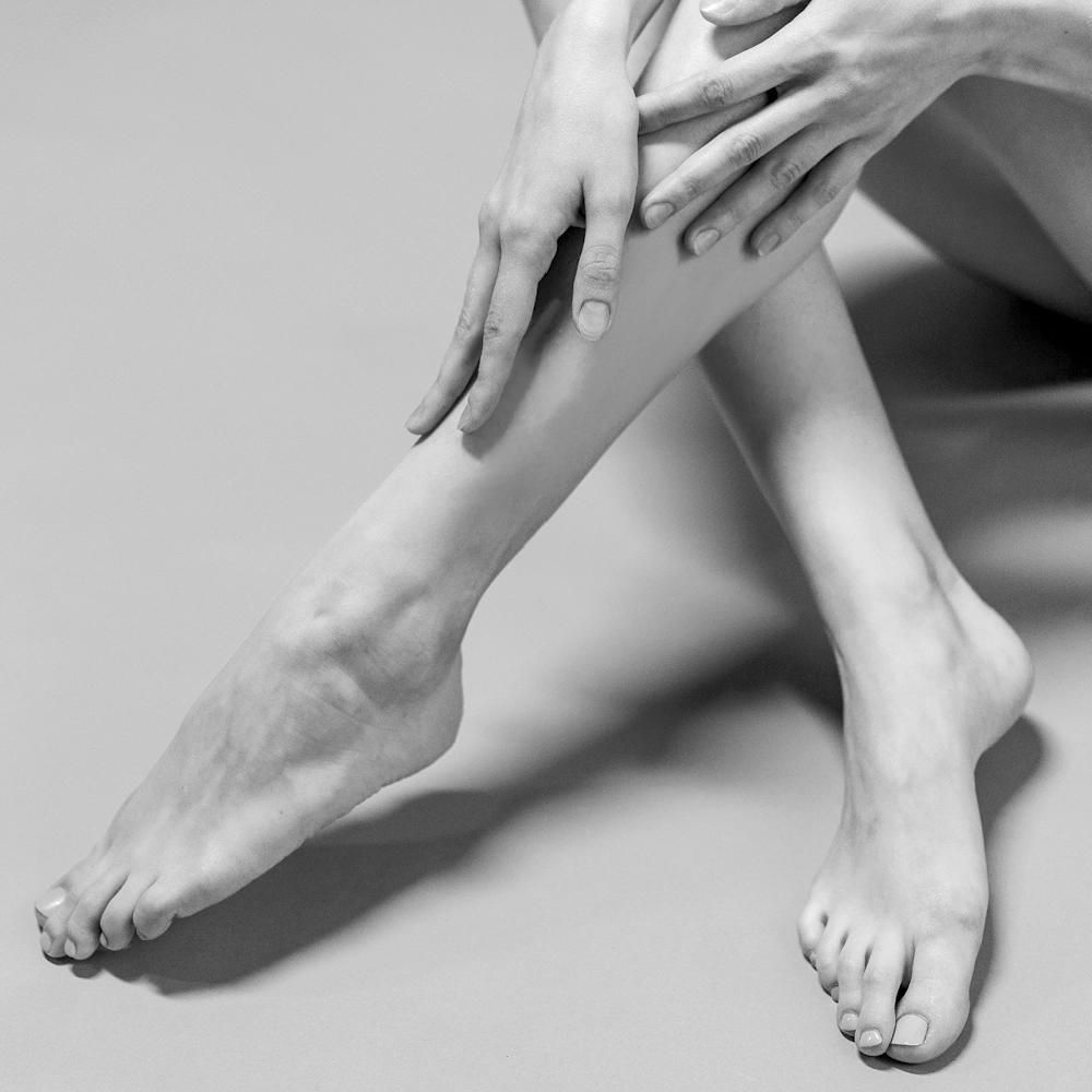 Una persona è sdraiata su un letto con una coperta sopra