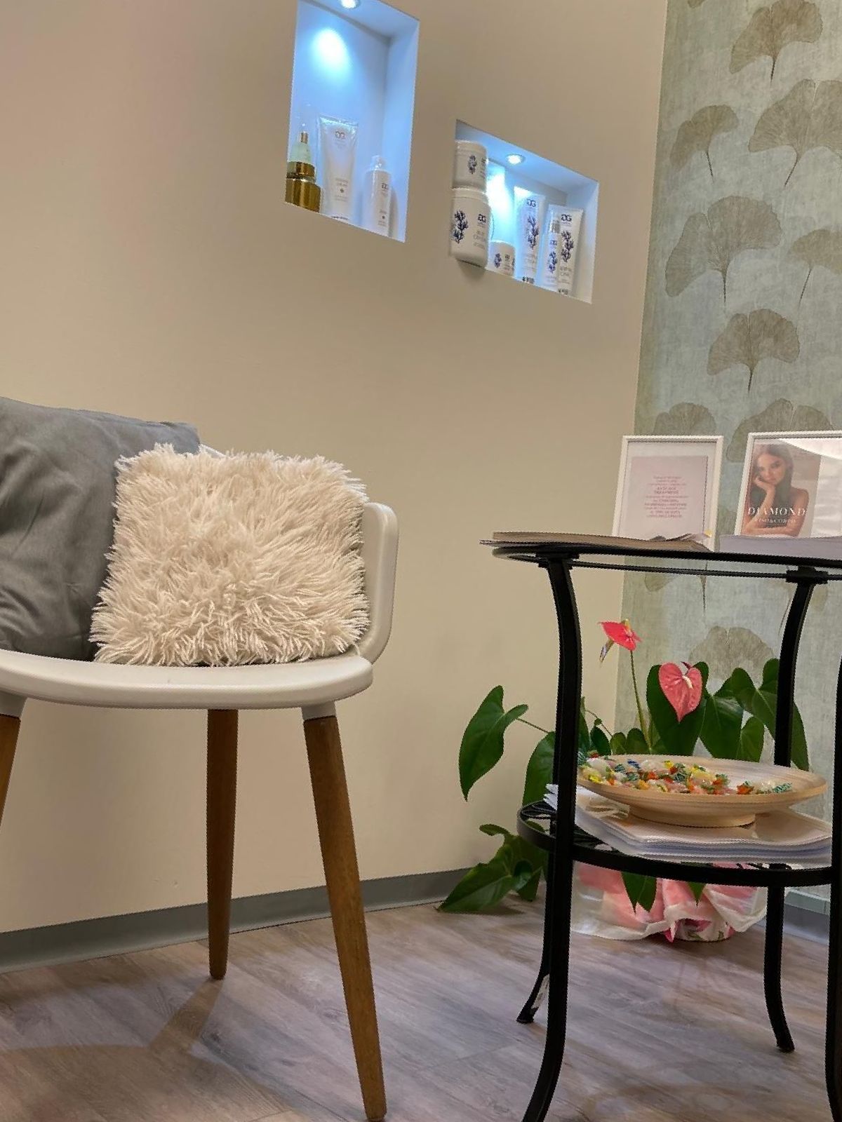 Una sedia con un cuscino è appoggiata accanto a un tavolo in una stanza.