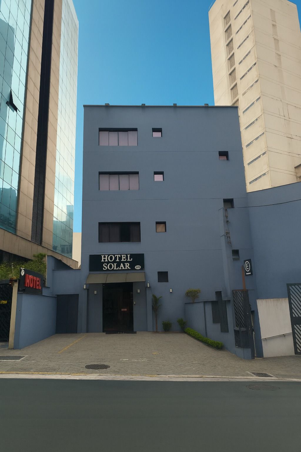 Um caminhão de carneiro está estacionado em frente a um hotel solar - Hotel Solar Bela Vista
