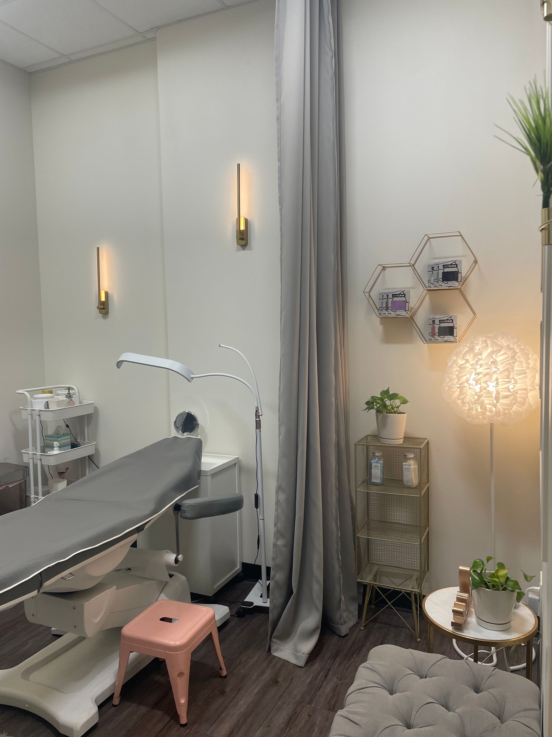 A room with a couch and a lamp in it.