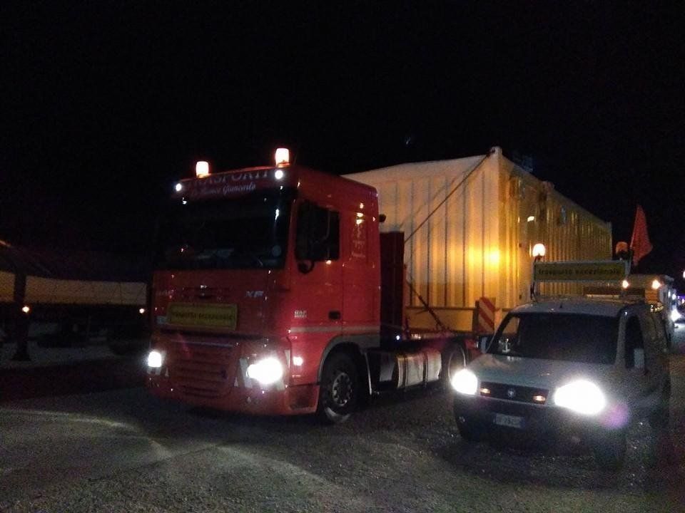 automezzo per trasporto eccezionale notturno