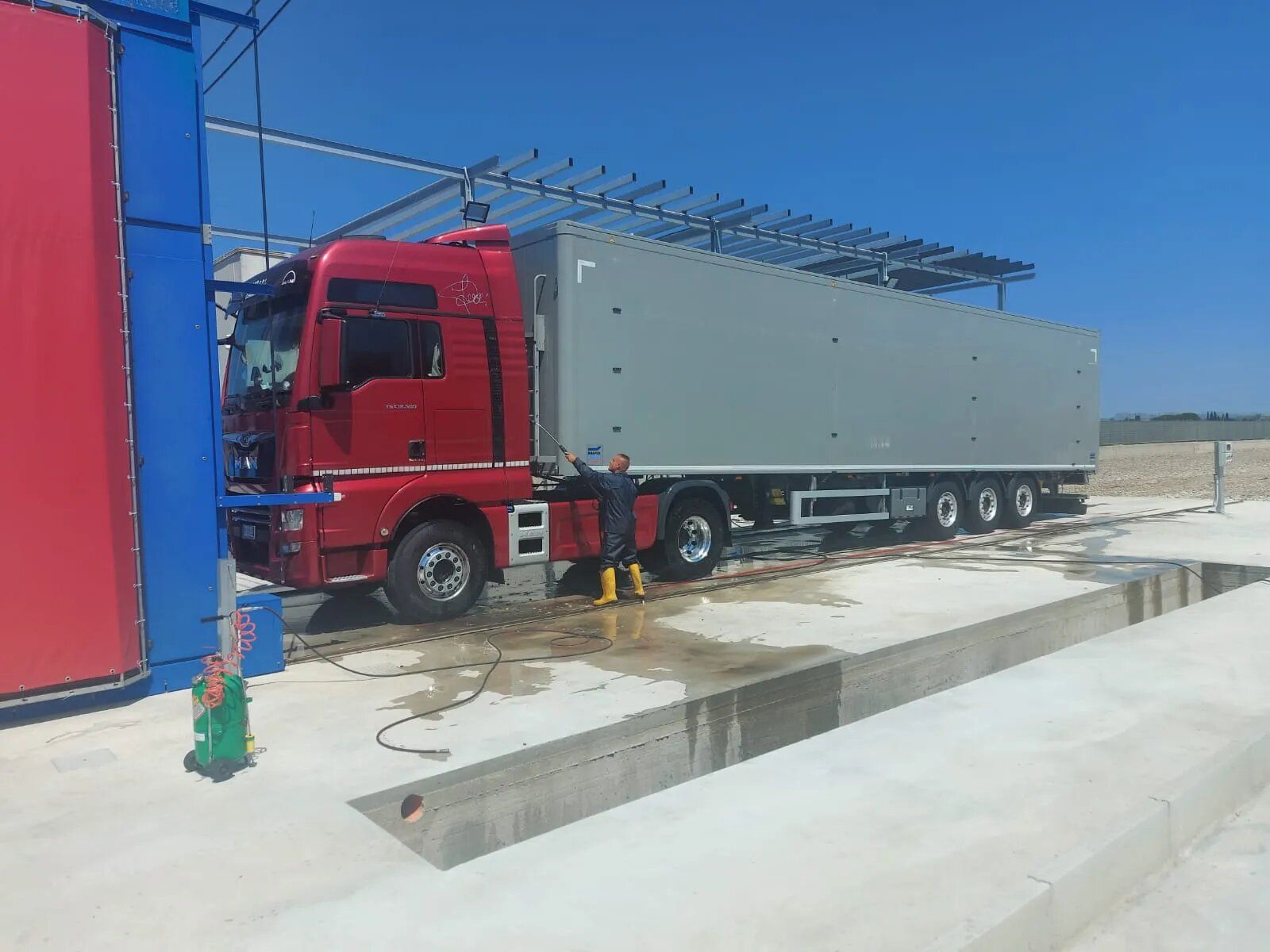 lavaggio camion con rimorchio