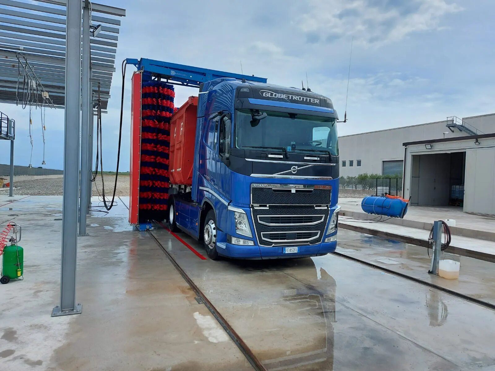 camion in fase di lavaggio