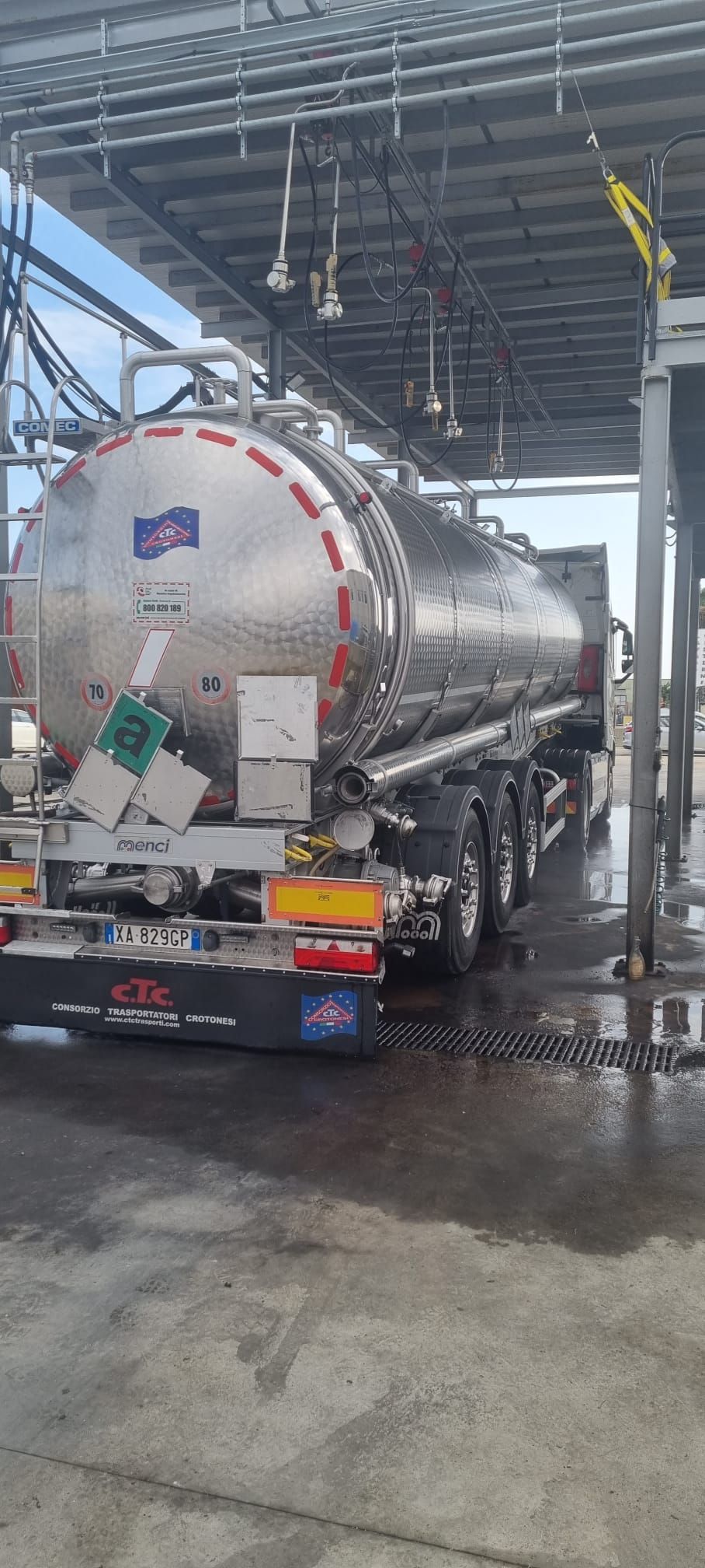 autocisterna in fase di lavaggio