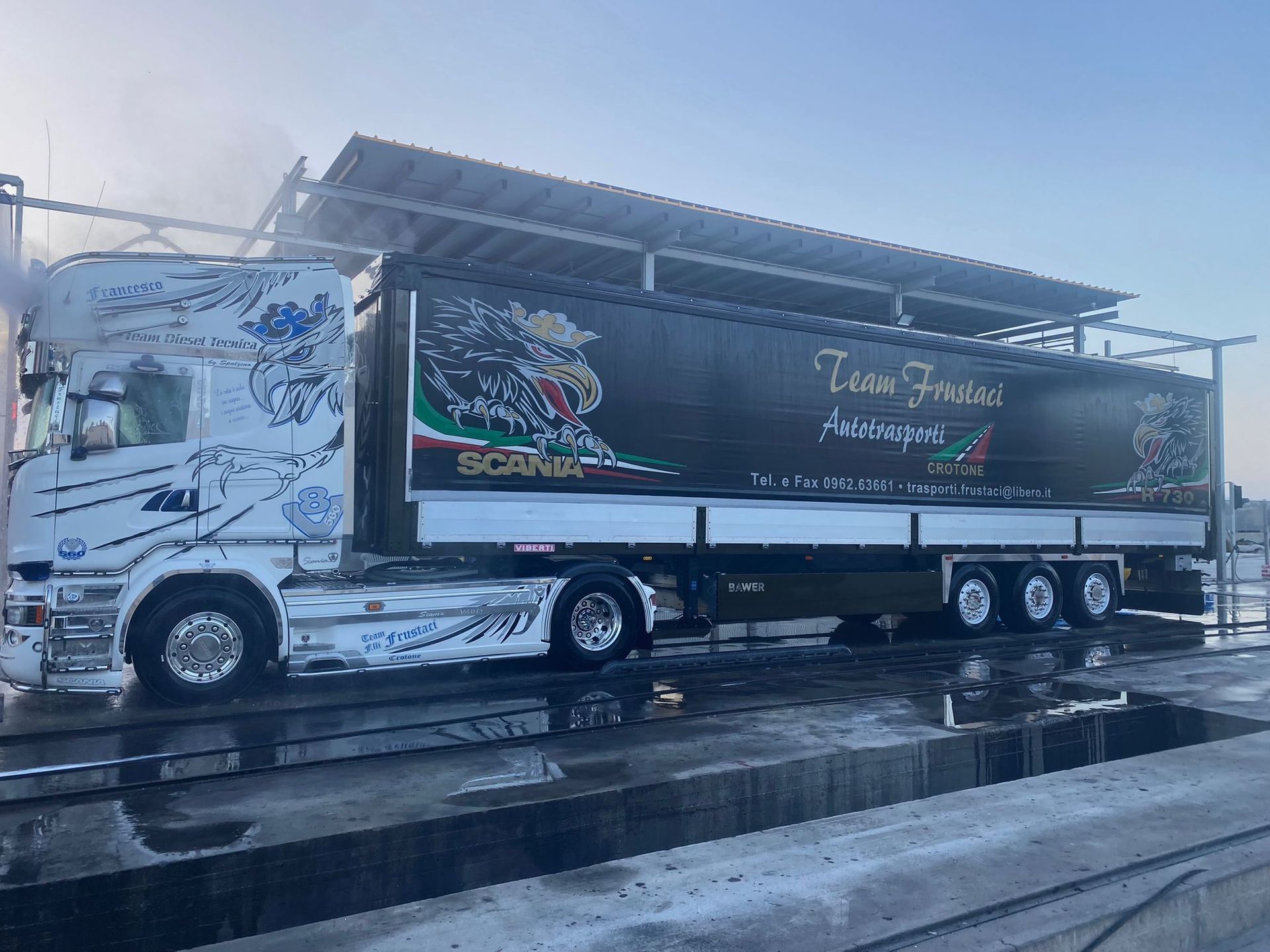 camion bianco su strada