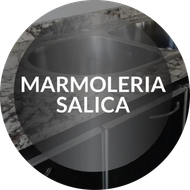 Logotipo circular con el texto “MARMOLERIA SALICA” sobre encimera de granito y fregadero de acero inoxidable.