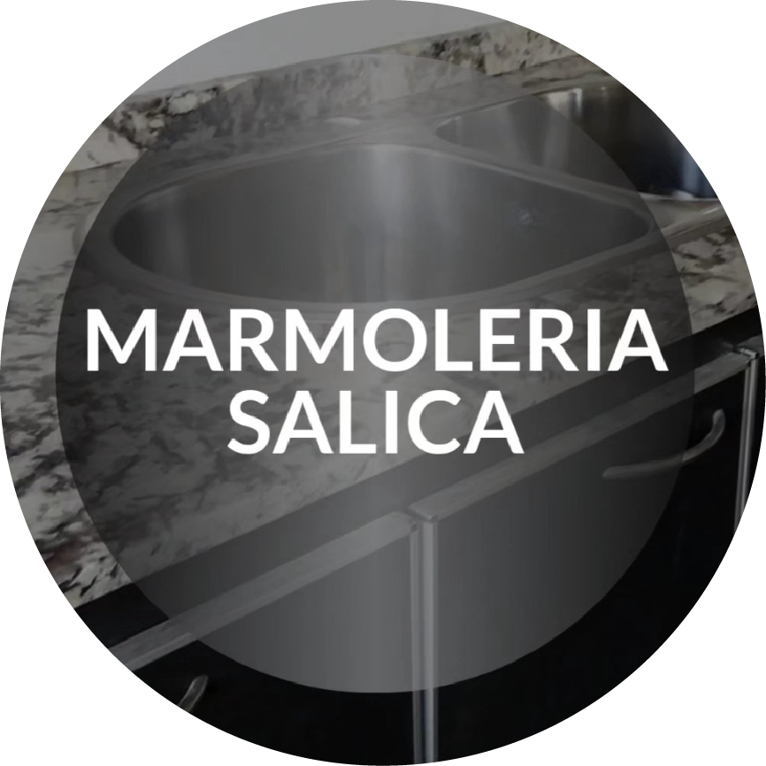 Logotipo circular con el texto “MARMOLERIA SALICA” sobre encimera de granito y fregadero de acero inoxidable.