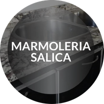 Logotipo circular con el texto “MARMOLERIA SALICA” sobre encimera de granito y fregadero de acero inoxidable.
