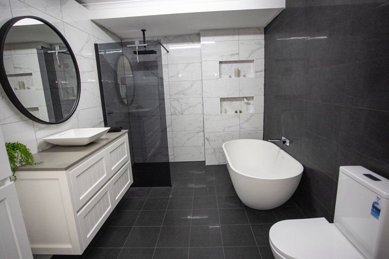 blakc and white bathroom