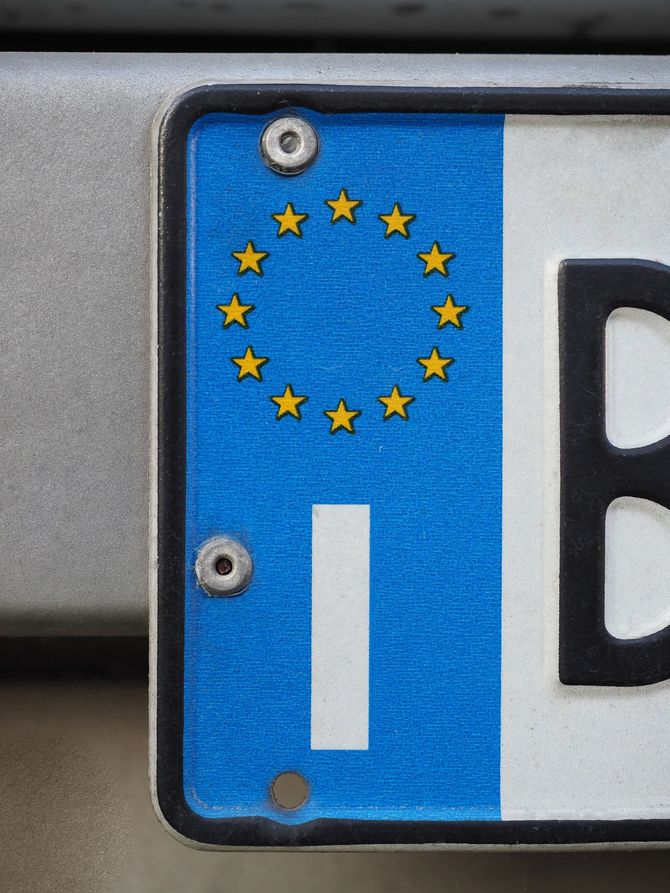 Adesivo blu con la scritta 