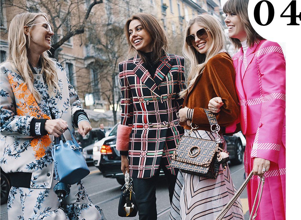 groupe de femmes habillées chic