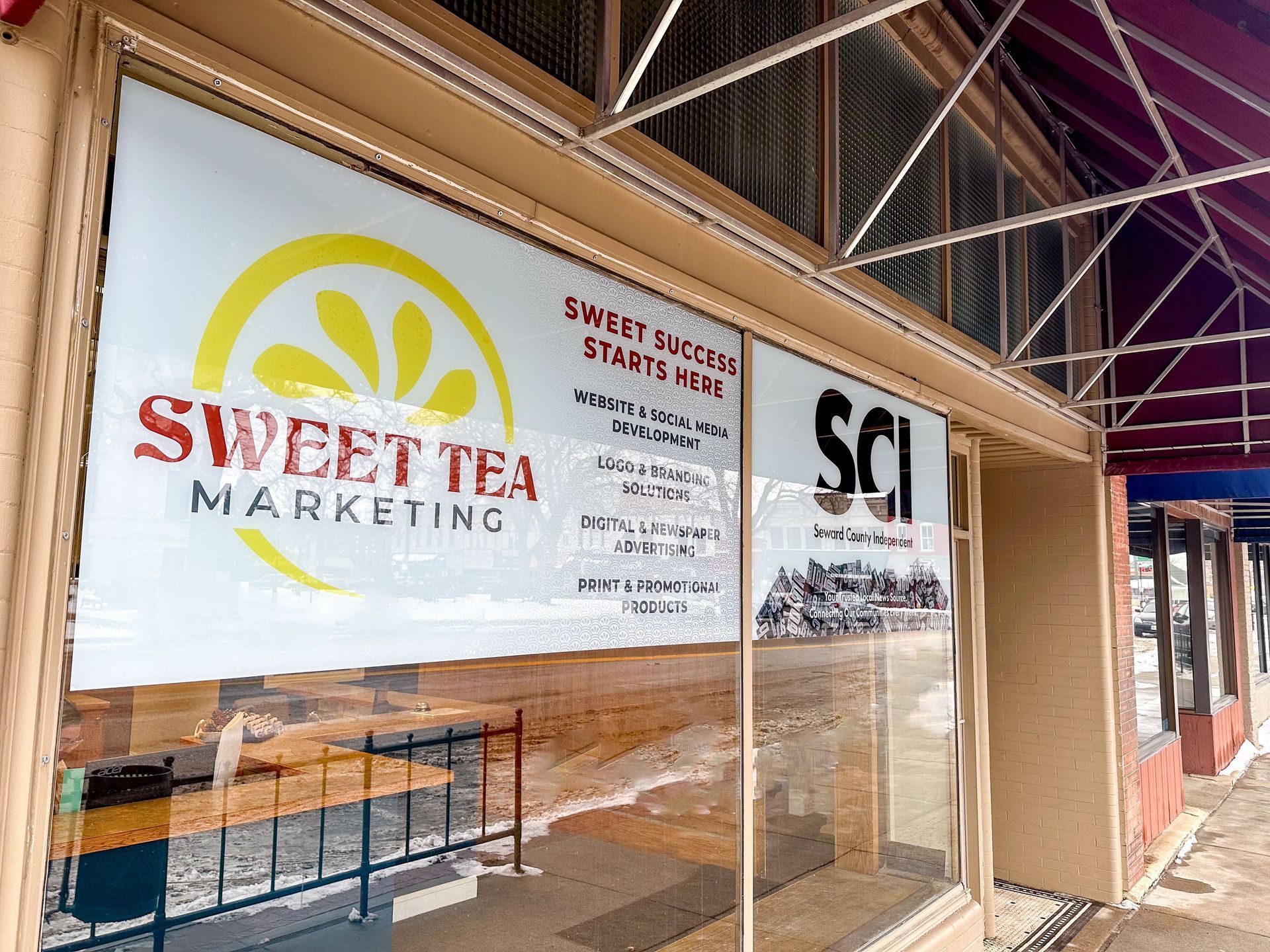A store front with a sign that says sweet tea marketing on it.