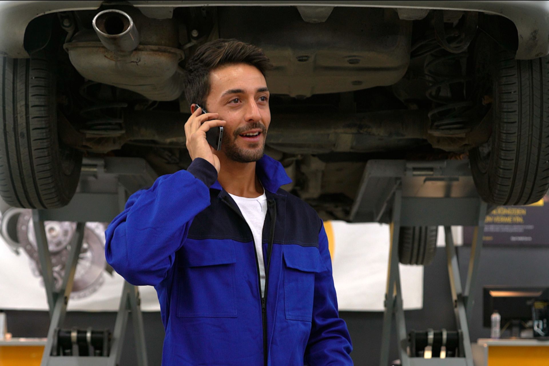 Mechanic Contacting the Client - Warragul, VIC - Latrobe Street Tyre & Auto