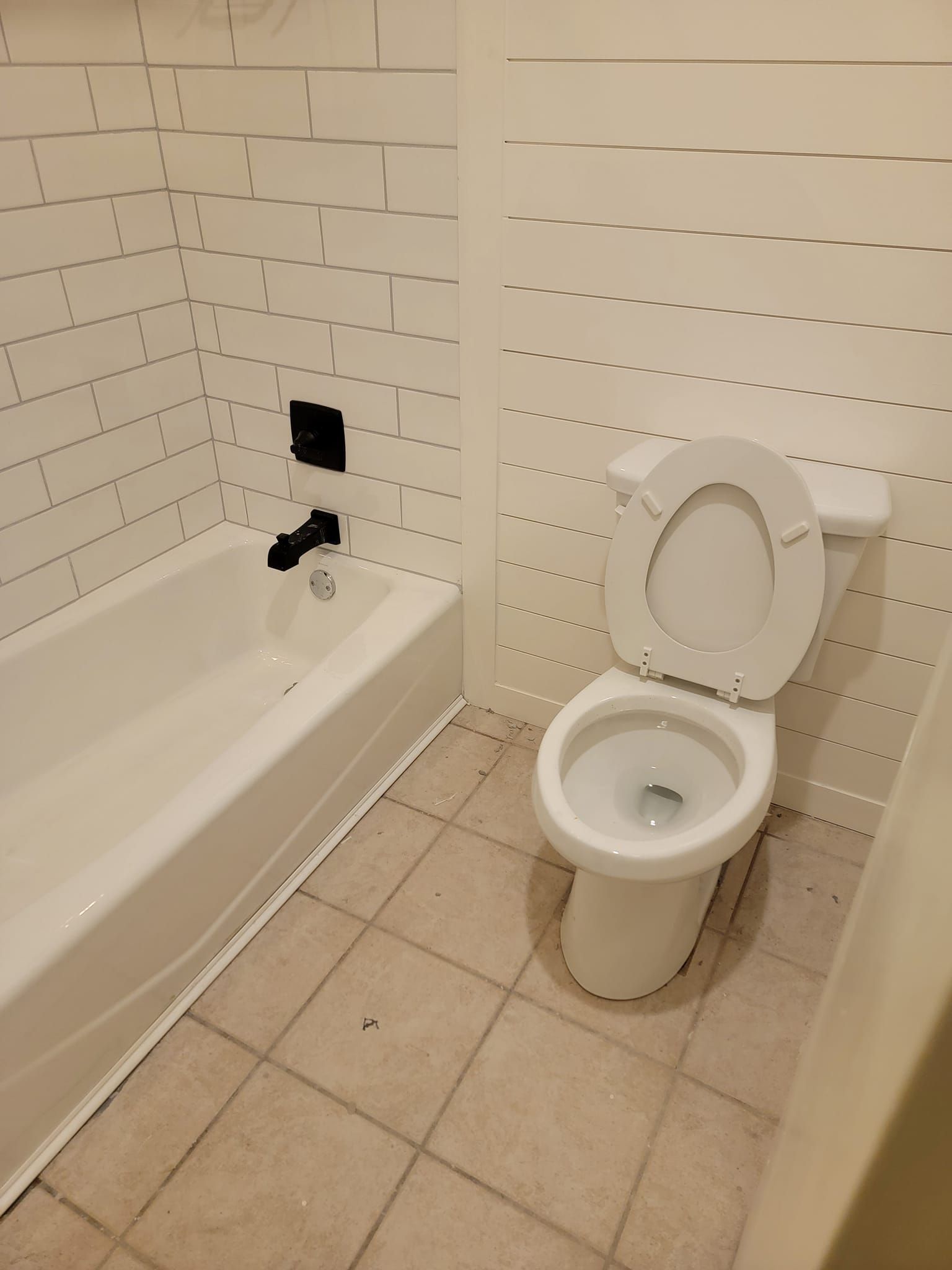 A bathroom with a toilet and a bathtub