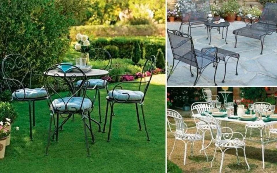Tre diversi set da giardino con sedie e tavoli in ferro battuto su erba, pietre da giardino e terra.