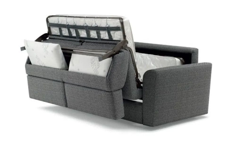 Divano letto grigio estraibile aperto con materasso e cuscini visibili, scatto in studio.
