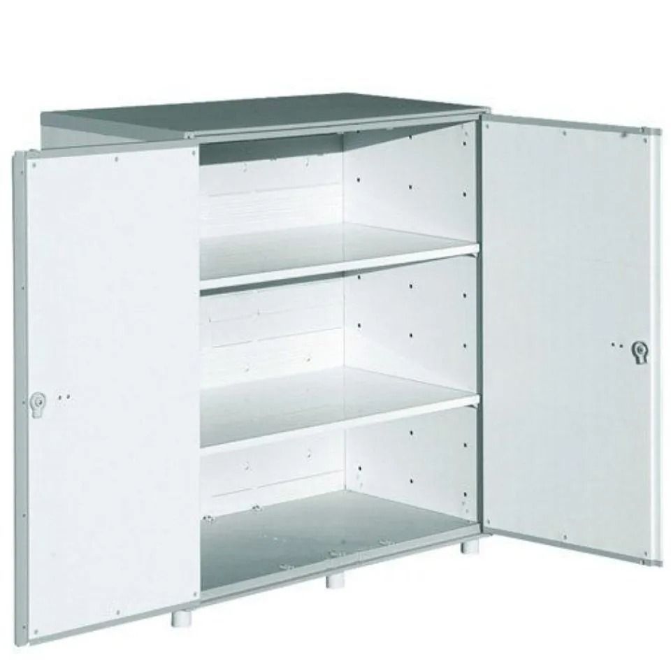 Mobiletto in metallo bianco con ante aperte, tre ripiani.