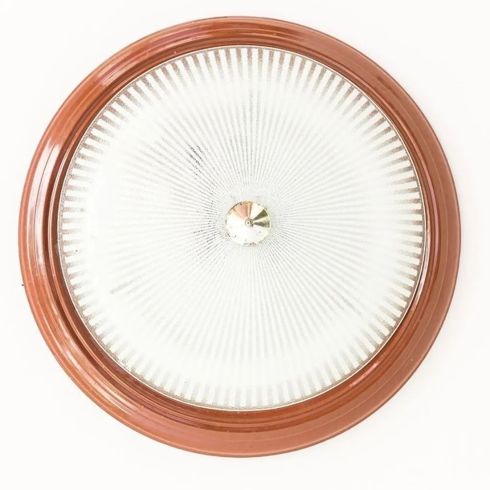 Lampada da soffitto rotonda con cornice marrone e diffusore in vetro radiante.