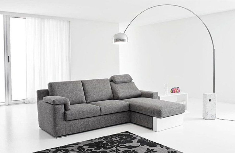 Divano grigio con piantana