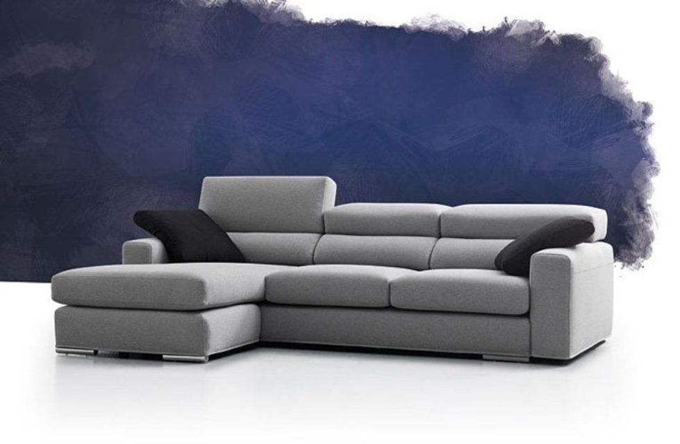 Divano grigio con penisola