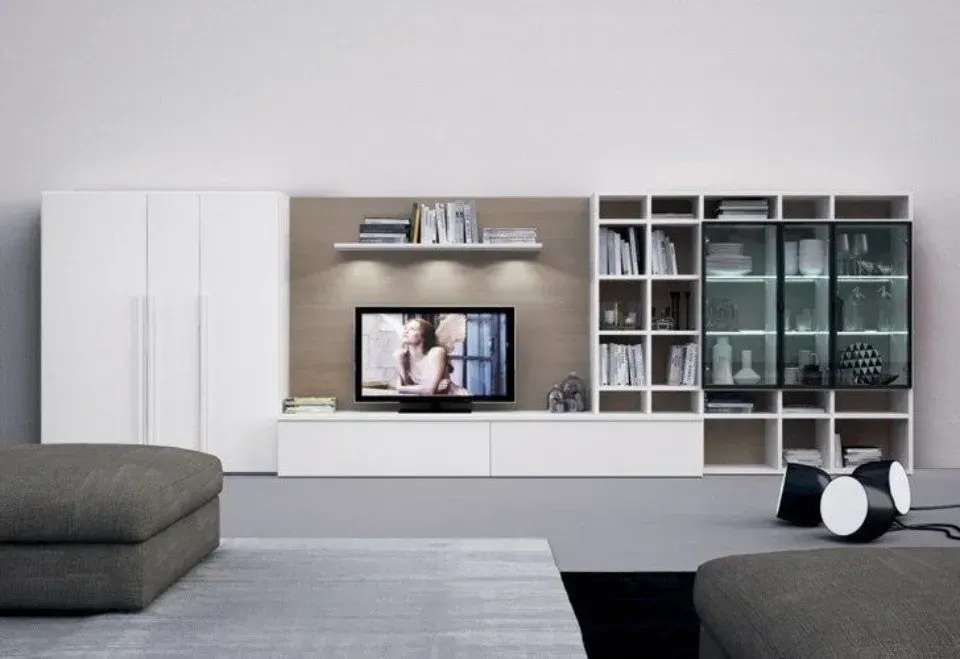 Moderno centro multimediale bianco con TV, scaffali e mobili contenitori in un soggiorno.