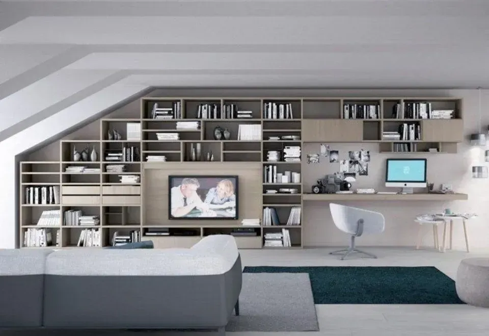 Moderno ufficio in casa con librerie integrate, TV e scrivania. Combinazione di colori grigio e beige.