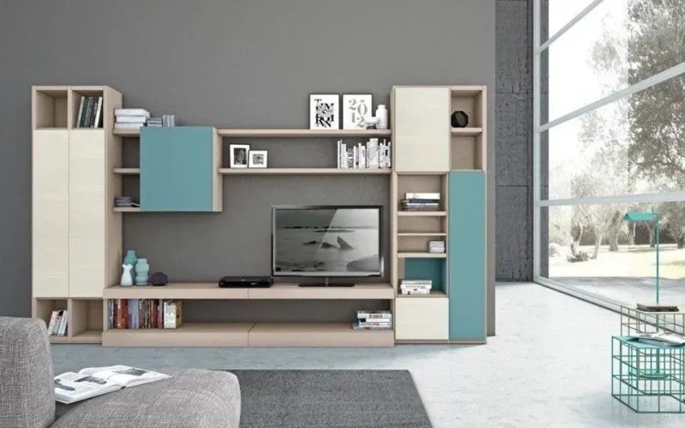 Soggiorno moderno con TV montata su una parete attrezzata in legno chiaro con dettagli color verde acqua e beige