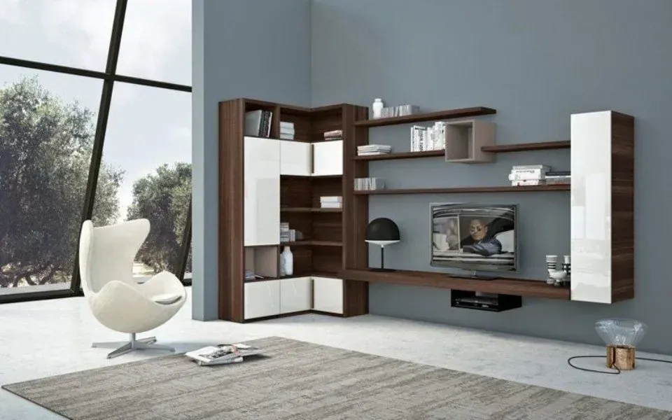 Soggiorno moderno con parete attrezzata in legno scuro e bianco, mensole e televisore.