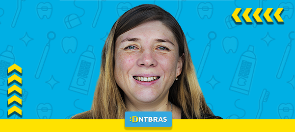 Mulher sorrindo com descoloração dental; saúde bucal; DNTBRAS; dentista