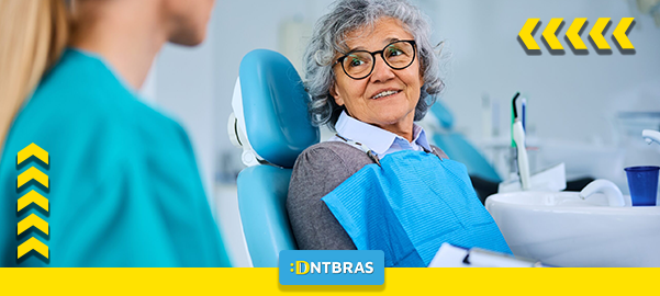 Saúde bucal de idosos, Saúde bucal; pessoa idosa sendo atendida por dentista; DNTBRAS