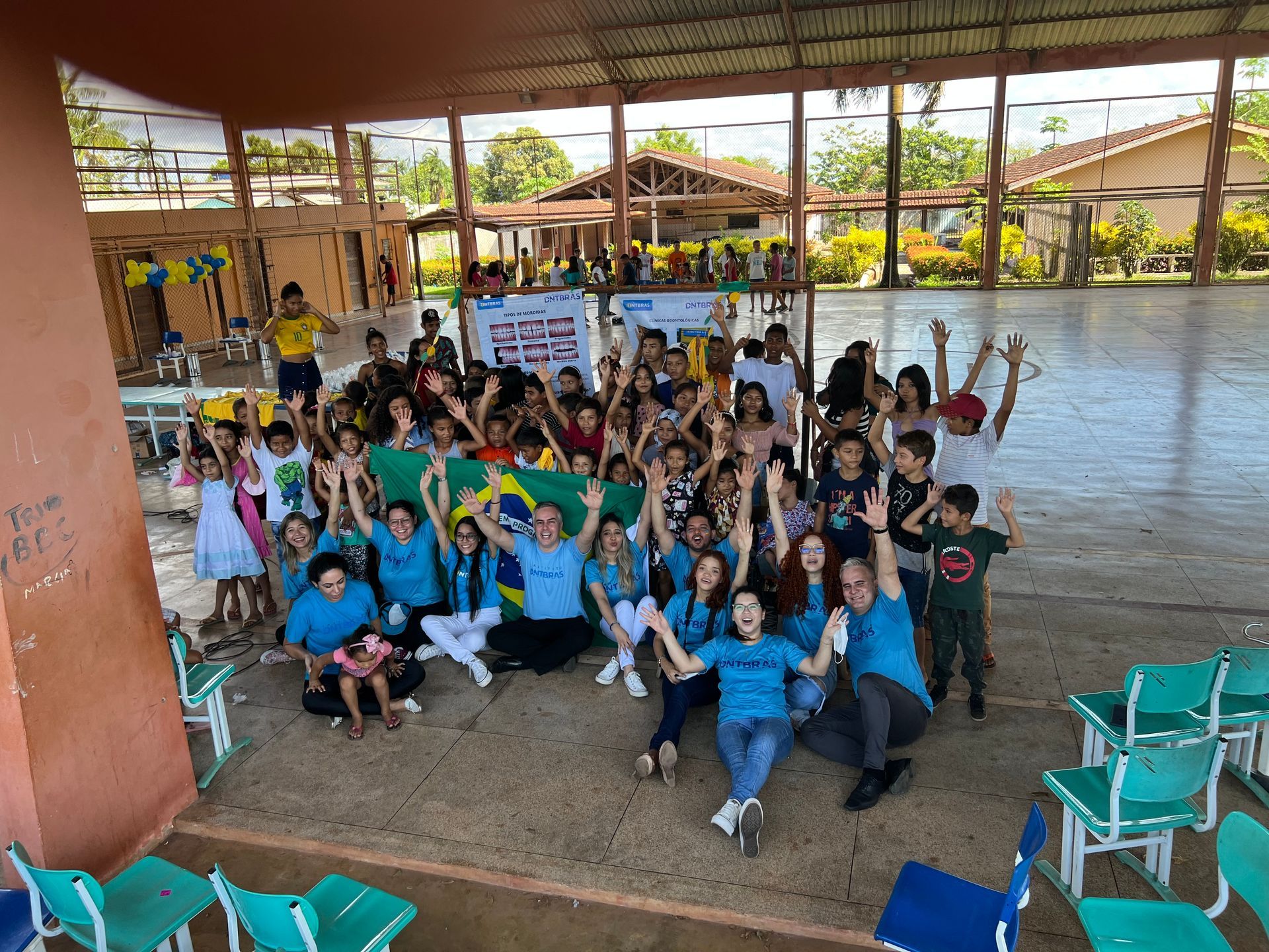 um grande grupo de pessoas posa para uma foto em uma academia.