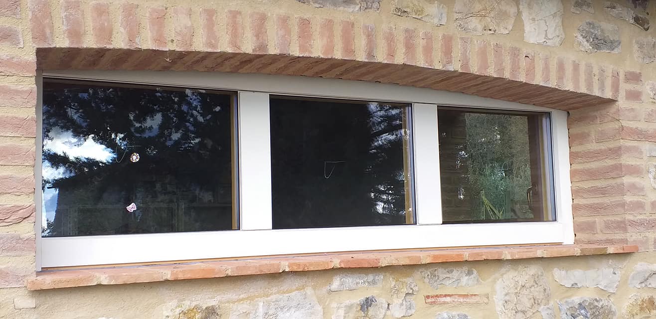 finestra in legno scuro
