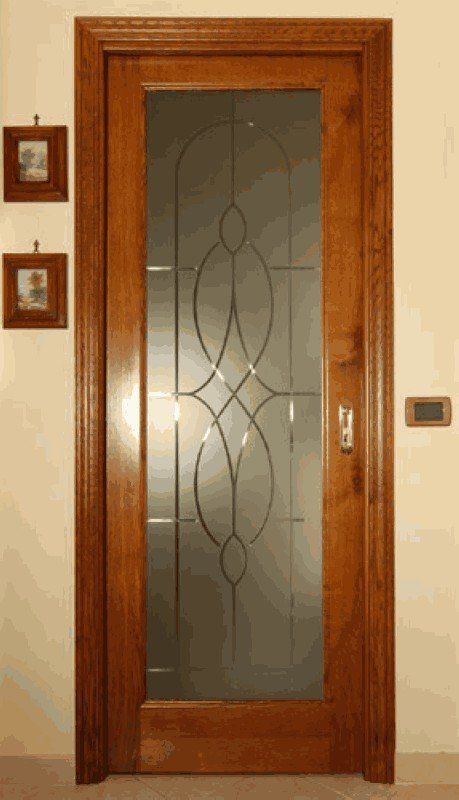 porta interna in legno con vetro opaco e decorazioni