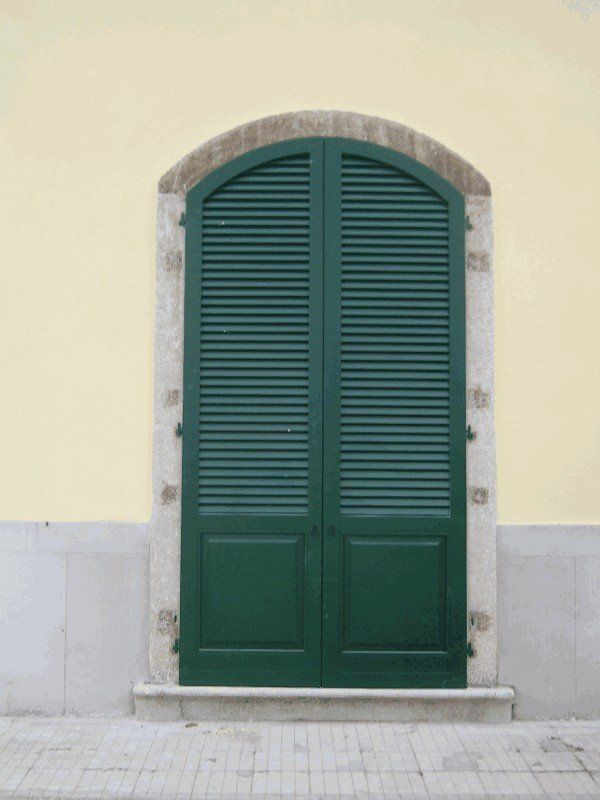 porta finestra chiusa con persiana verde in alluminio