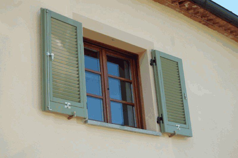 finestra con inglesina e persiana verde aperta