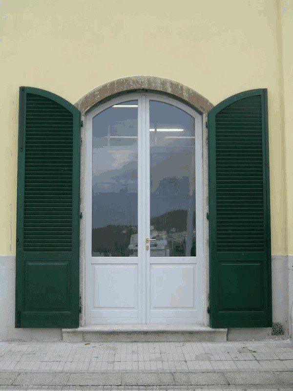 finestra ad arco con persiana verde aperta