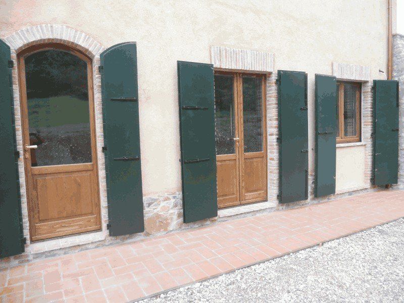 porte finestre con persiane verdi