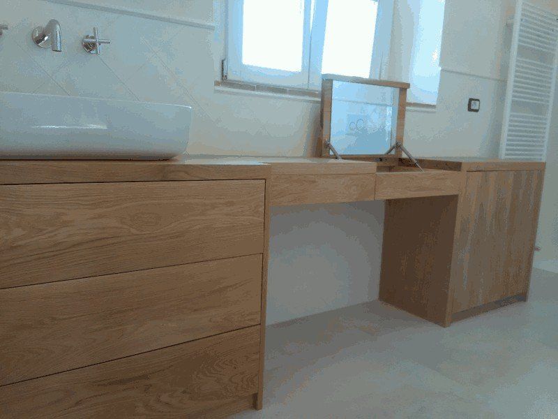 mobile da bagno in legno con cassetti