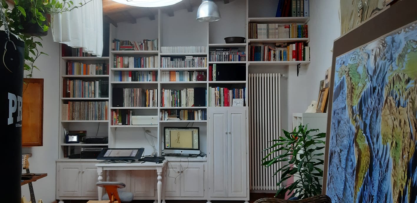 parete con mensole e armadi in legno bianchi