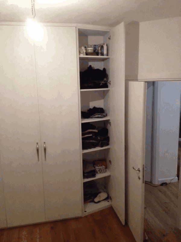 armadio bianco in legno con colonnina a lato