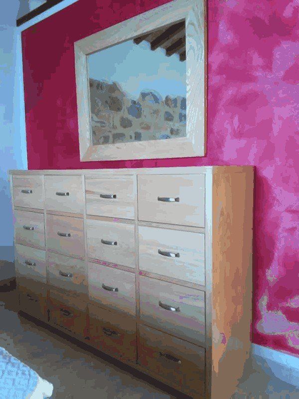 cassettiera in legno chiaro