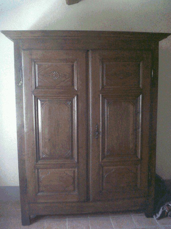 armadio antico con decorazioni restaurato