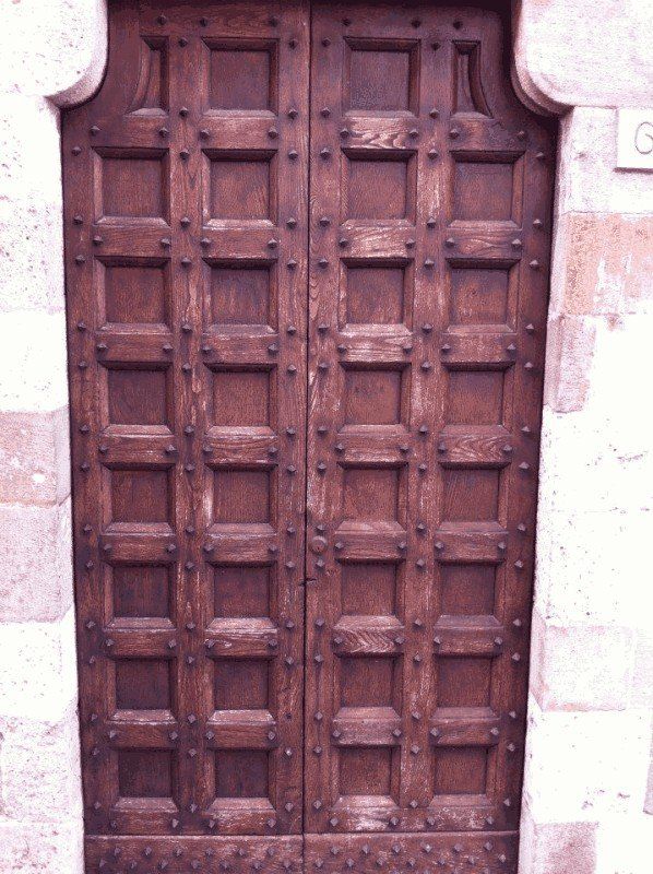 portone antico in legno con quadratini decorativi