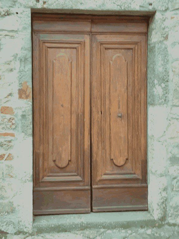 portone in legno a due ante restaurato